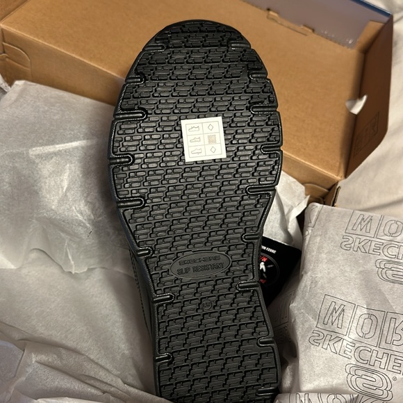 Sketchers Work Memory foam WIDE fit slip resistant 7.5 size shoe - Picture 5 of 5